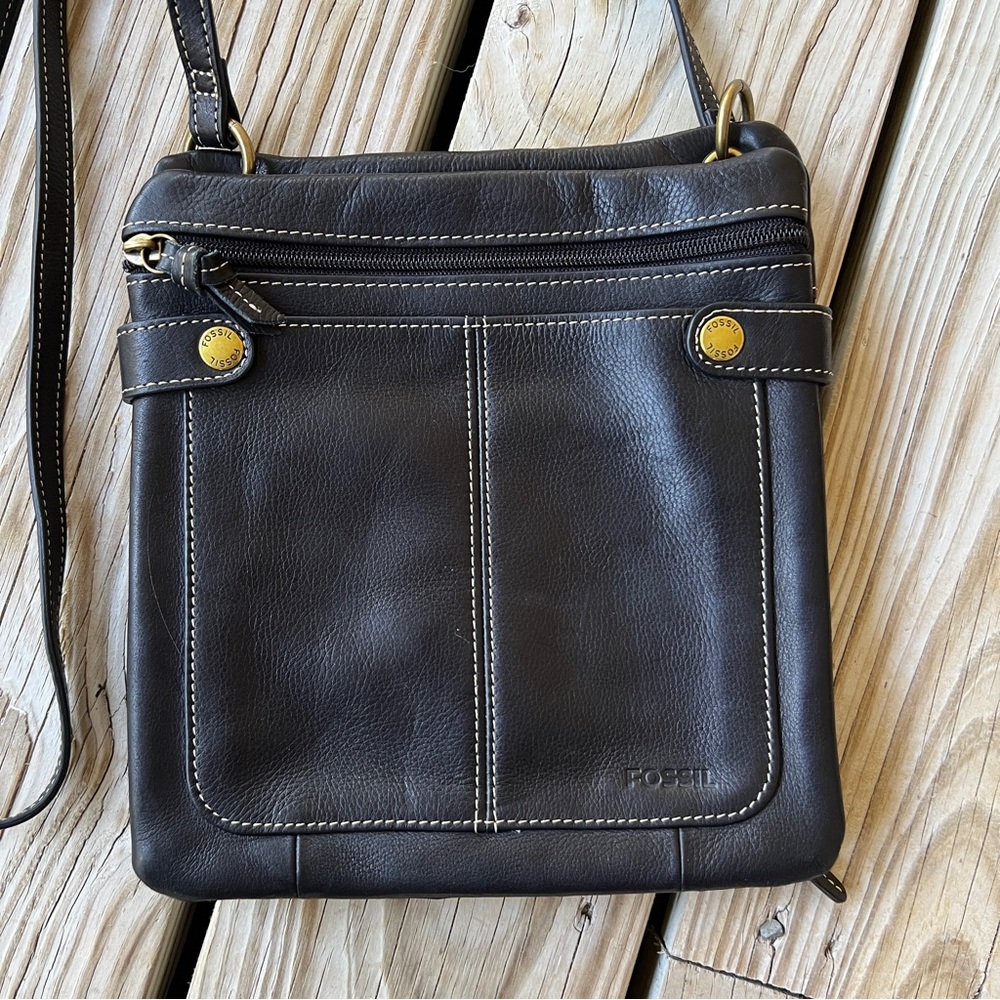 Fossil crossbody black leather bag pockets galore!
